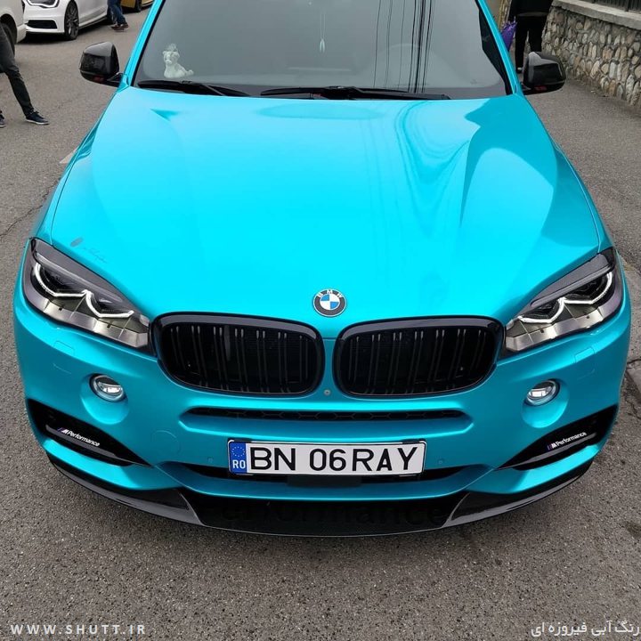 ماشین آبی فیروزه ای