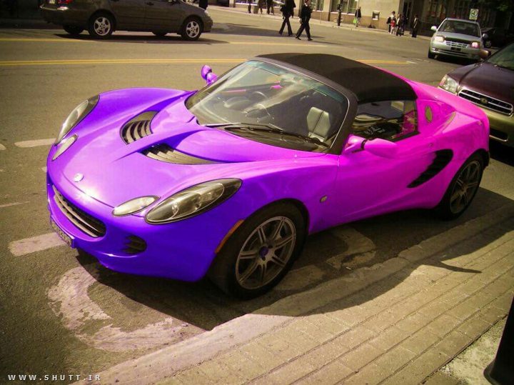 ماشین ارغوانی رنگ